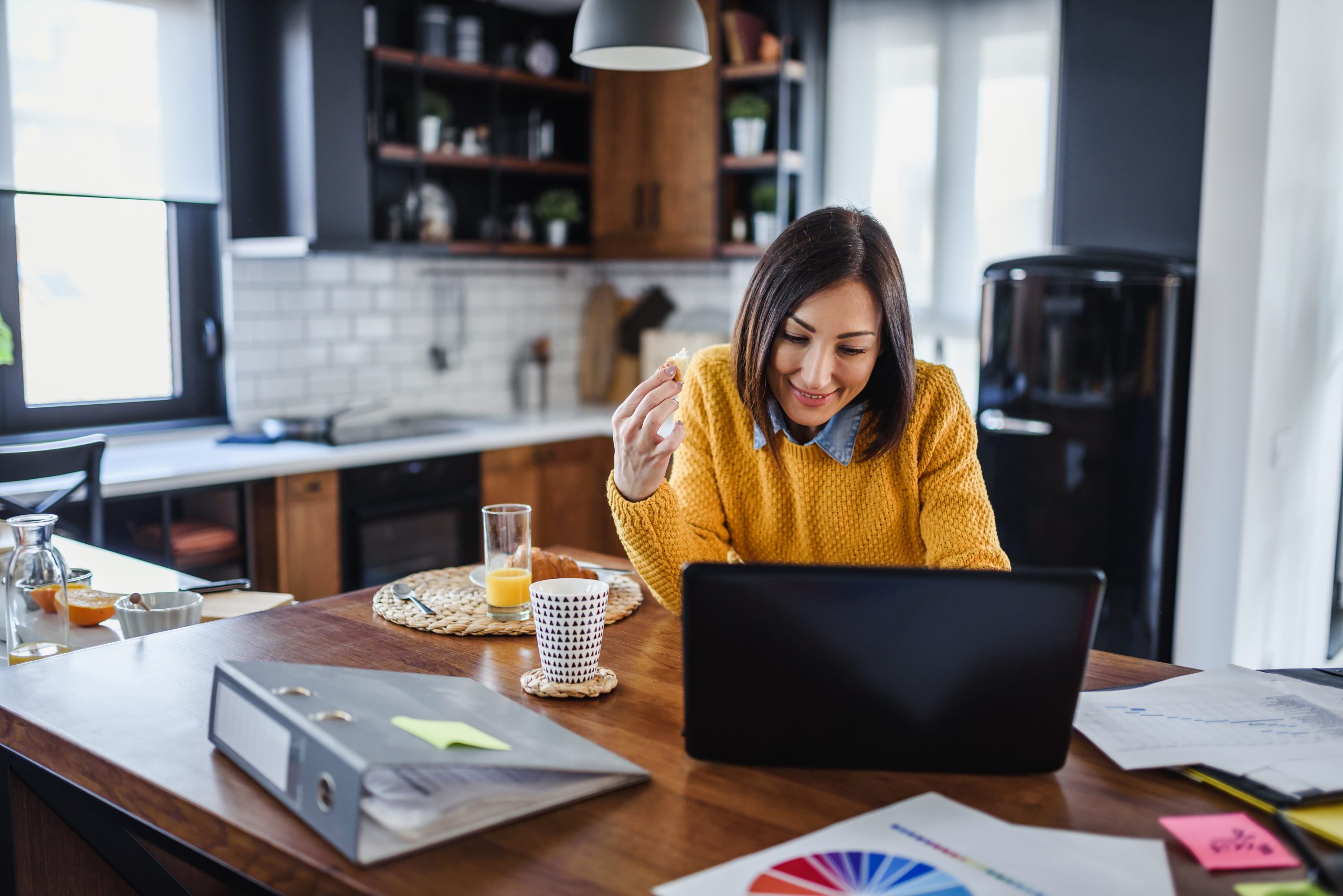 Работающая особа. Productivity Tips for working from Home. Production at Home. Business woman having a Breakfast.